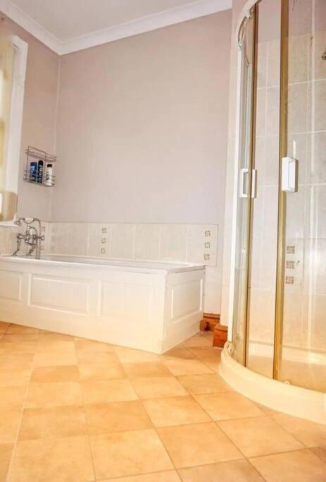 2 Bedroom Victorian Canal Side Terrace House. 헵덴브릿지 외부 사진