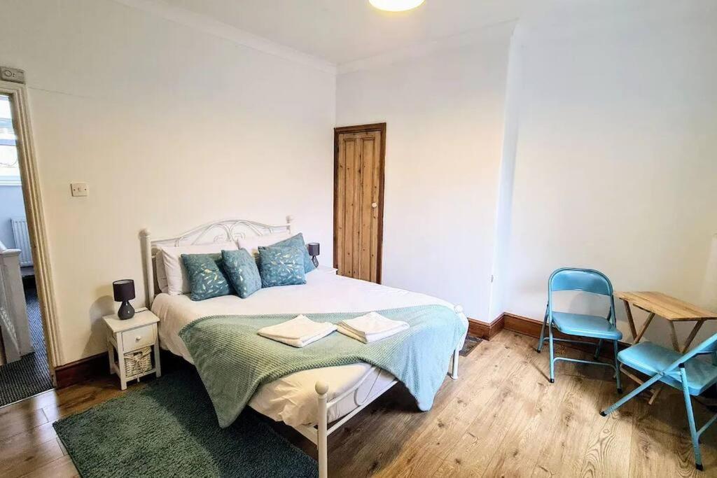 2 Bedroom Victorian Canal Side Terrace House. 헵덴브릿지 외부 사진
