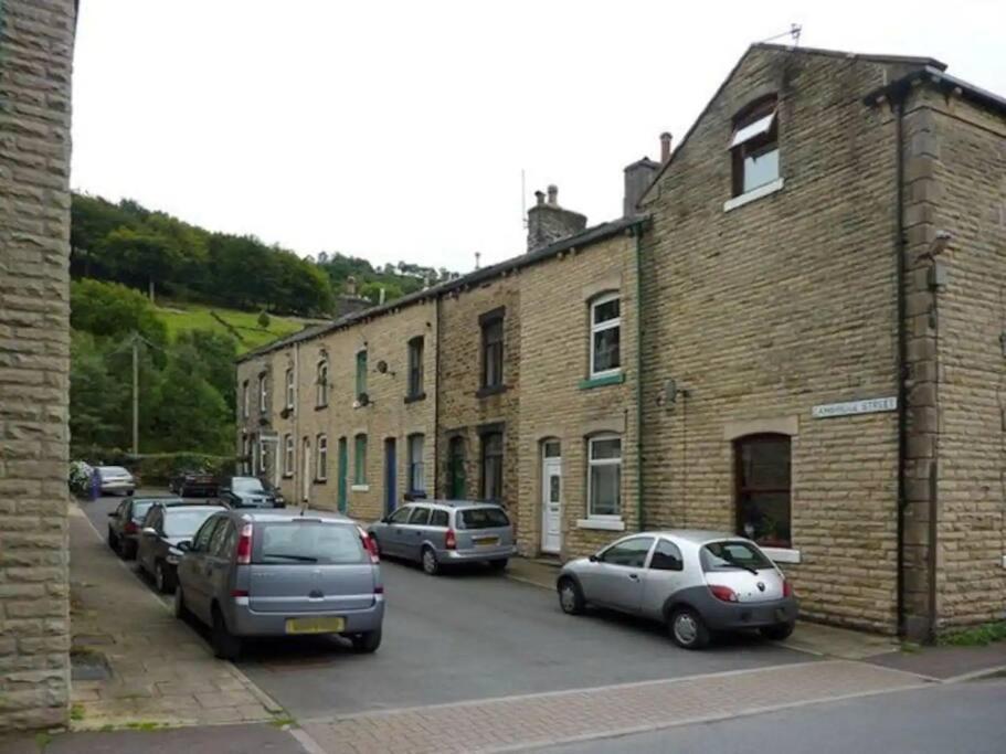 2 Bedroom Victorian Canal Side Terrace House. 헵덴브릿지 외부 사진